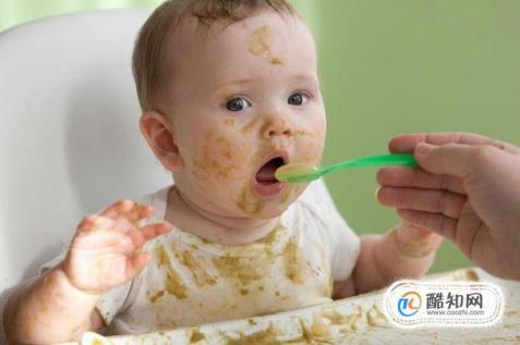 宝宝多大可以自己学习吃饭了